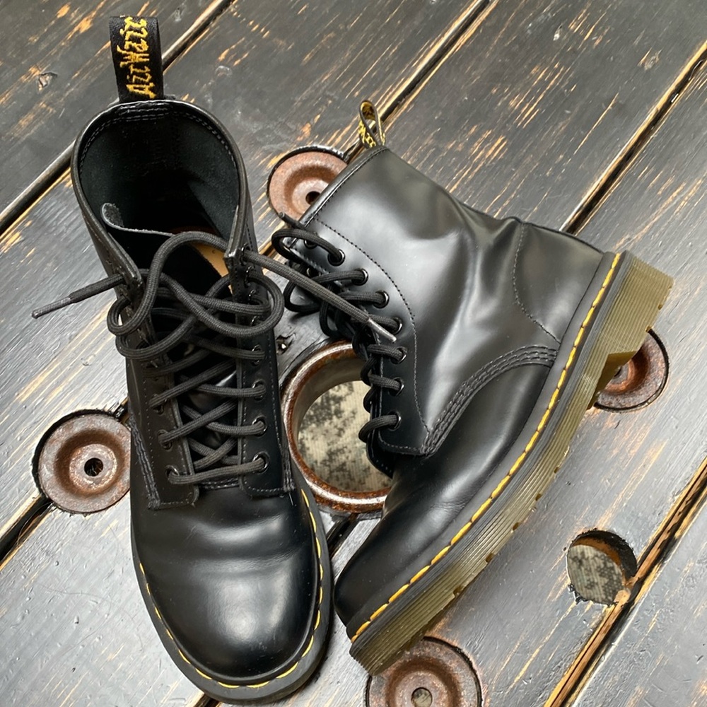 Dr. Martens Women's 1460 Smooth Leather 8 Eye Boot, Black Size 6